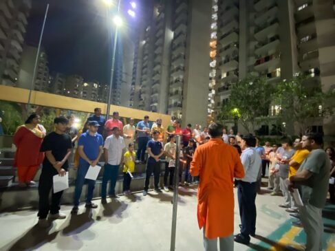 Greater noida पहलगाम घटना के विरोध में पंचशील हाईनिश सोसायटी में कैंडल मार्च